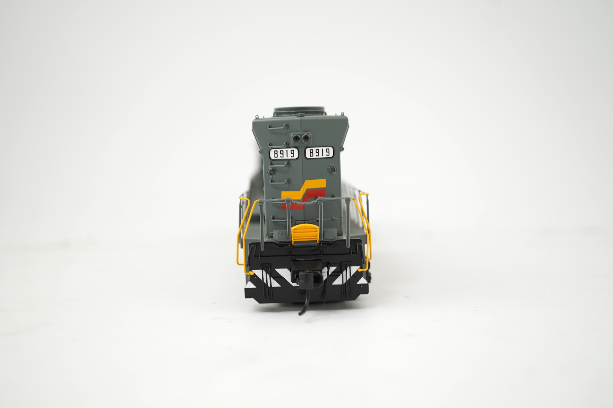 A boxed HO gauge Walthers Proto American outline Seaboard System Co-Co diesel locomotive, 8919, (920-48065).